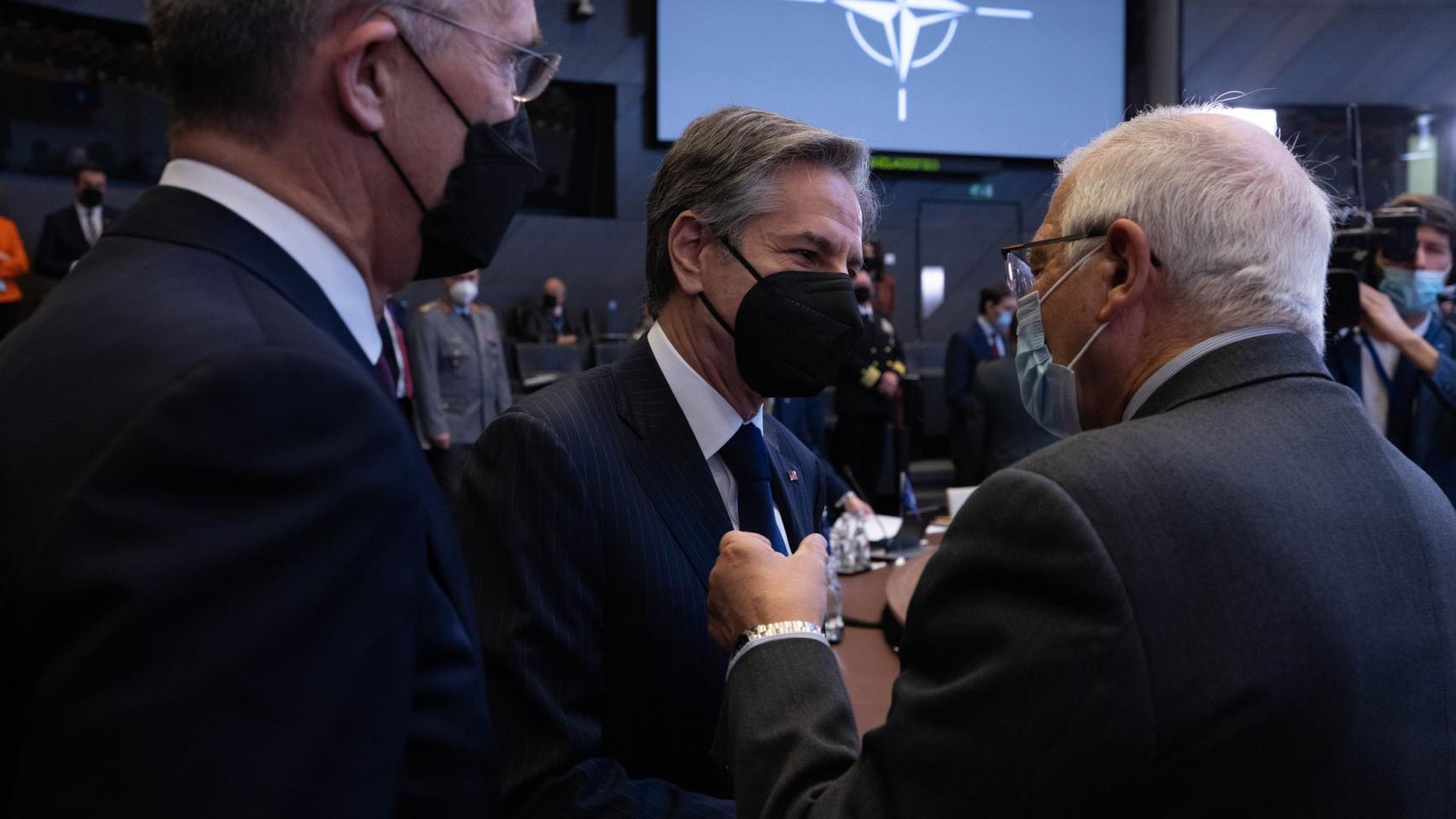 Josep Borrell conversa con Anthony Blinken y Jens Stolteberg durante la reunión de este viernes