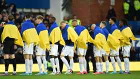Los jugadores del Everton posando con la bandera ucraniana antes de un partido