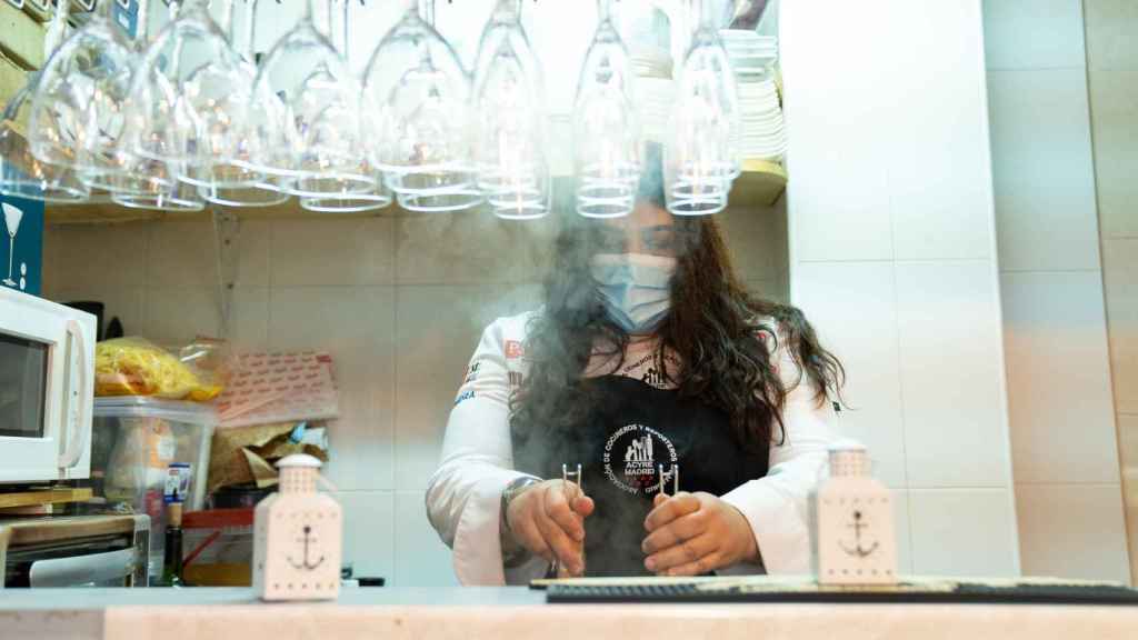 Lucía Mora, cocinera de El Tarantín de Lucía, atenta a la cocción de los espaguetis.