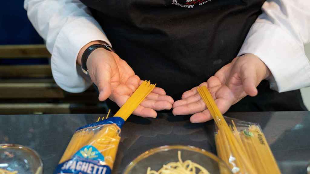 La cocinera de El Tarantín de Lucía compara el color de los espaguetis de Mercadona con los de Carrefour.