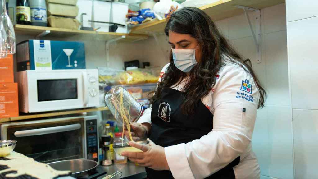Lucía Mora cuece los espaguetis de los supermercados en función del tiempo sugerido por cada marca.