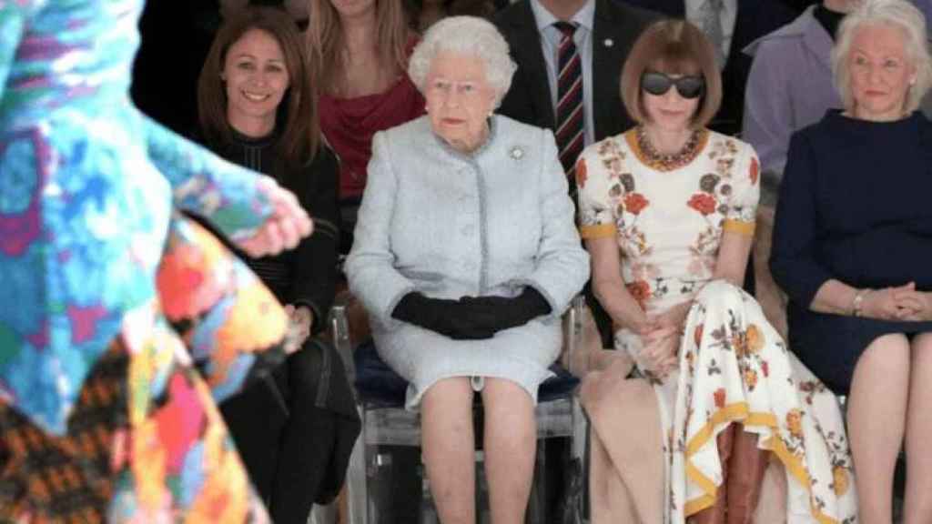 La reina Isabel II en la semana de la moda de Londres.