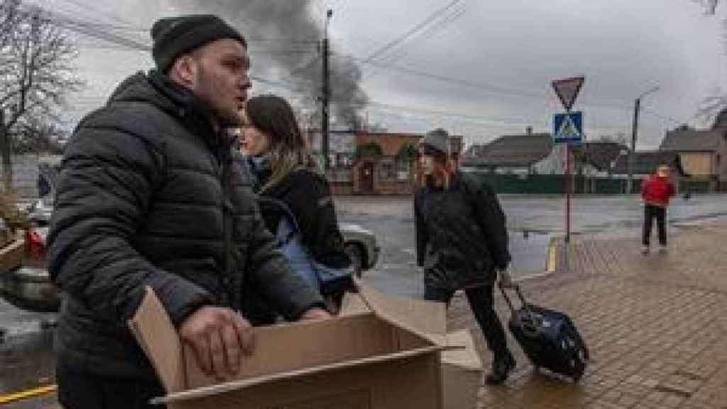 Los ucranianos se refugian en sus casas alertados por las sirenas.