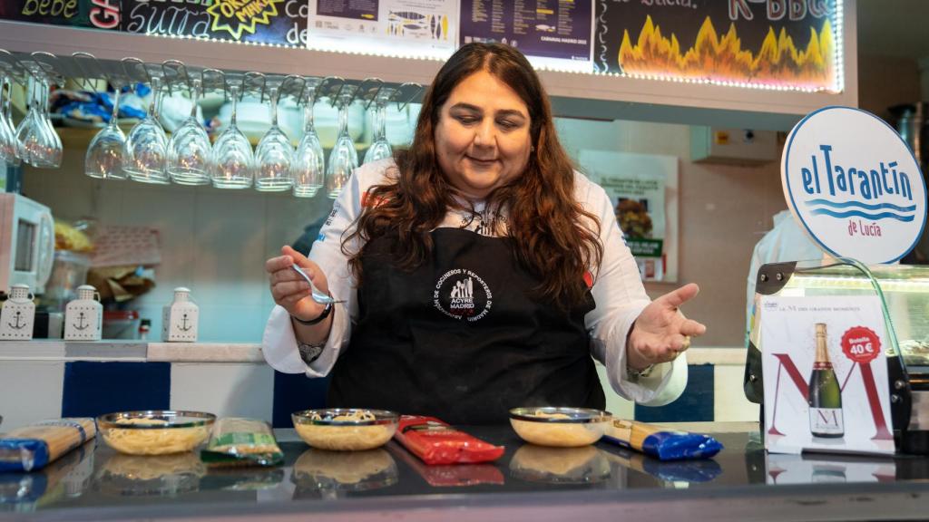 La chef Lucía Mora, valorando los espaguetis testado durante la cata.