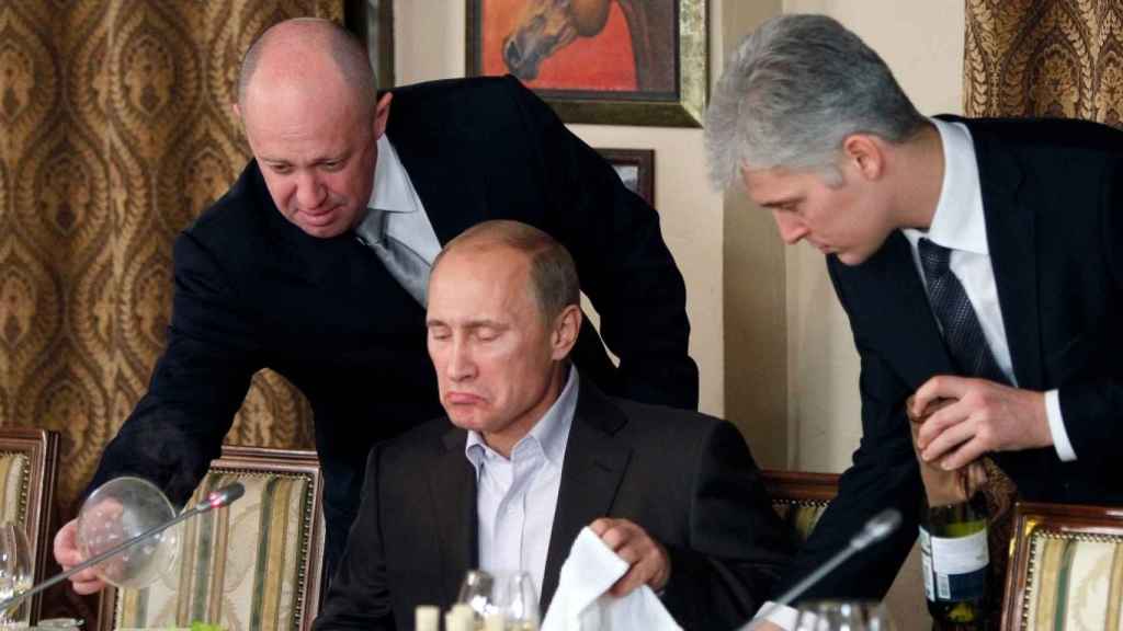 Yevgeny Prigozhin,a la izquierda, sirve la comida a Putin.