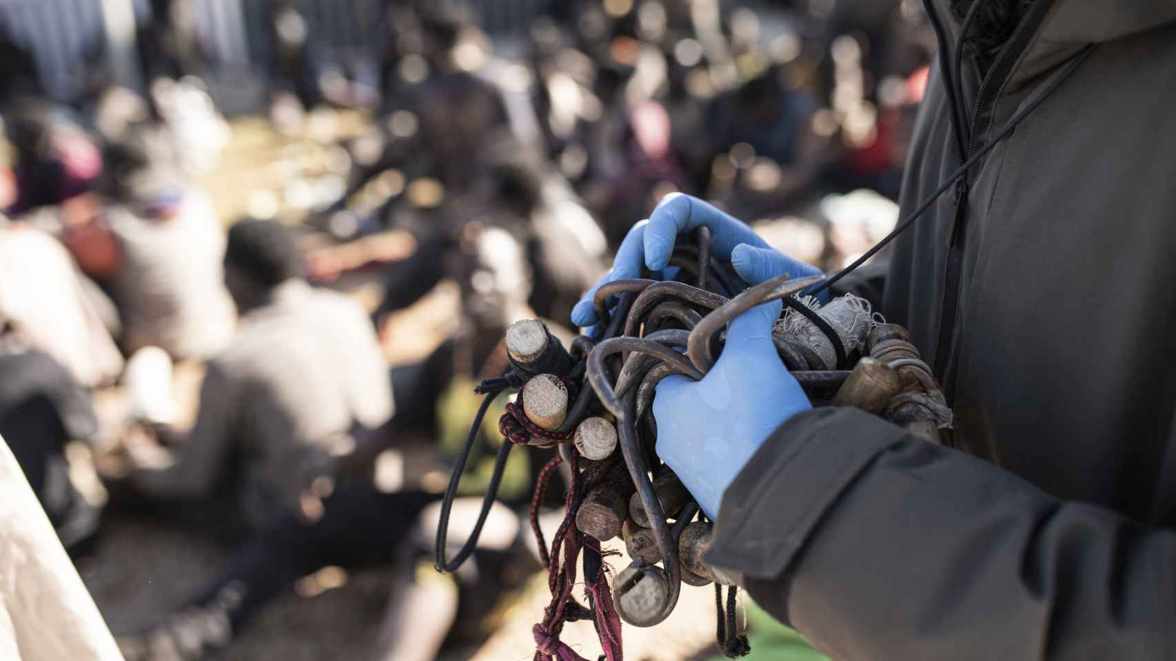 Detalle de los garfios que han utilizado los migrantes, que han conseguido saltar la valla de Melilla.