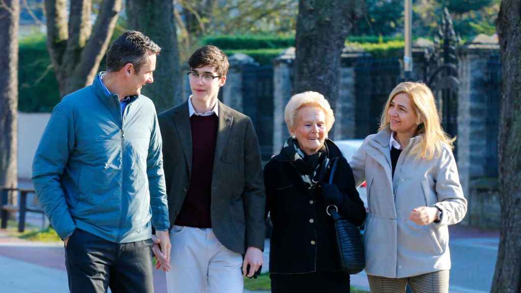 Pablo Urdangarin junto a sus padres y su abuela paterna, Claire Liebaert.