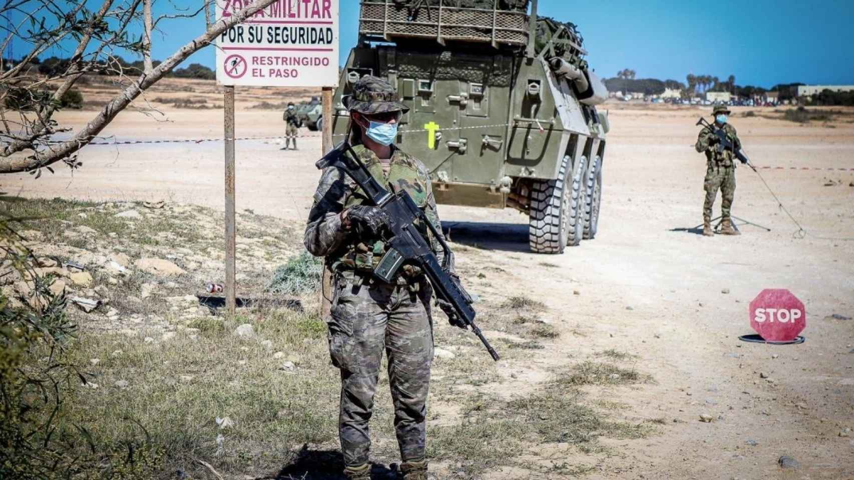 Carros de combate circulan por la frontera de Melilla después del asalto a la verja.
