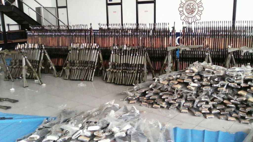 Parte de las armas incautadas por la Policía Nacional en el taller de Cantábrico Militaria, en Getxo (Vizcaya).