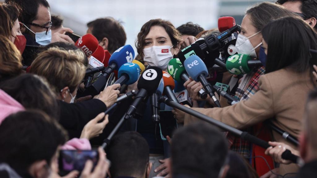 Isabel Díaz Ayuso responde a los medios a su salida de la reunión de la Junta Directiva Nacional.