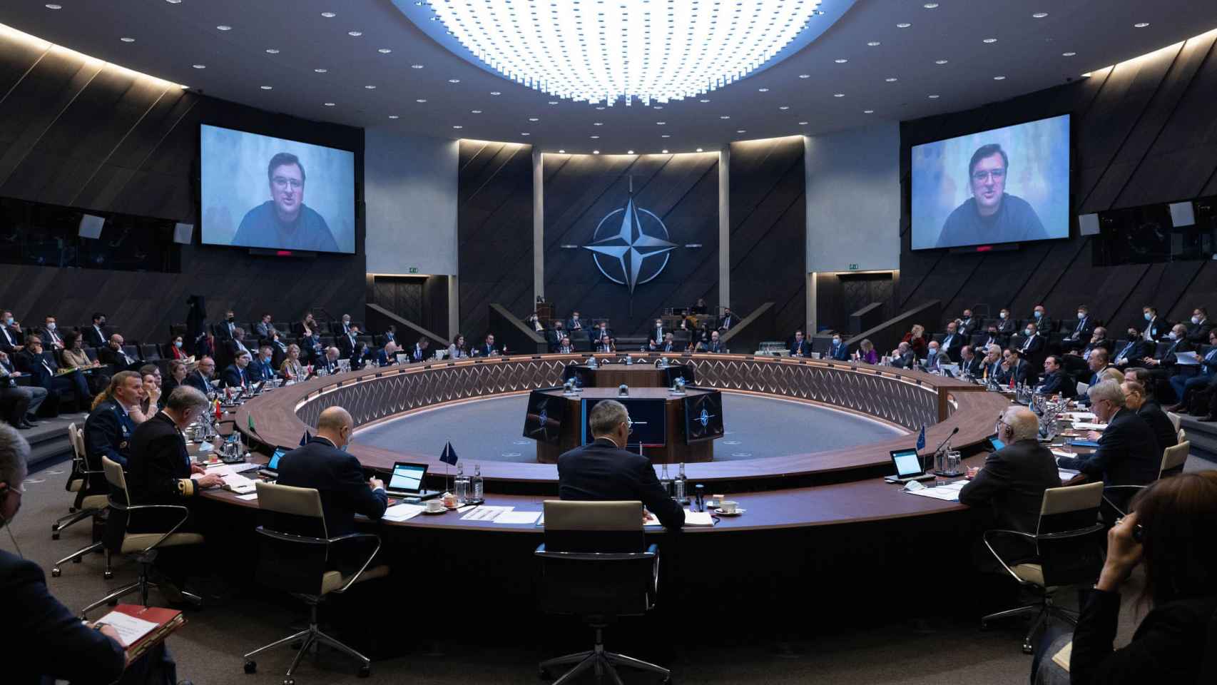 Los ministros de Exteriores de la OTAN escuchan al ucraniano Dymitro Kuleba durante la reunión extraordinaria de este viernes