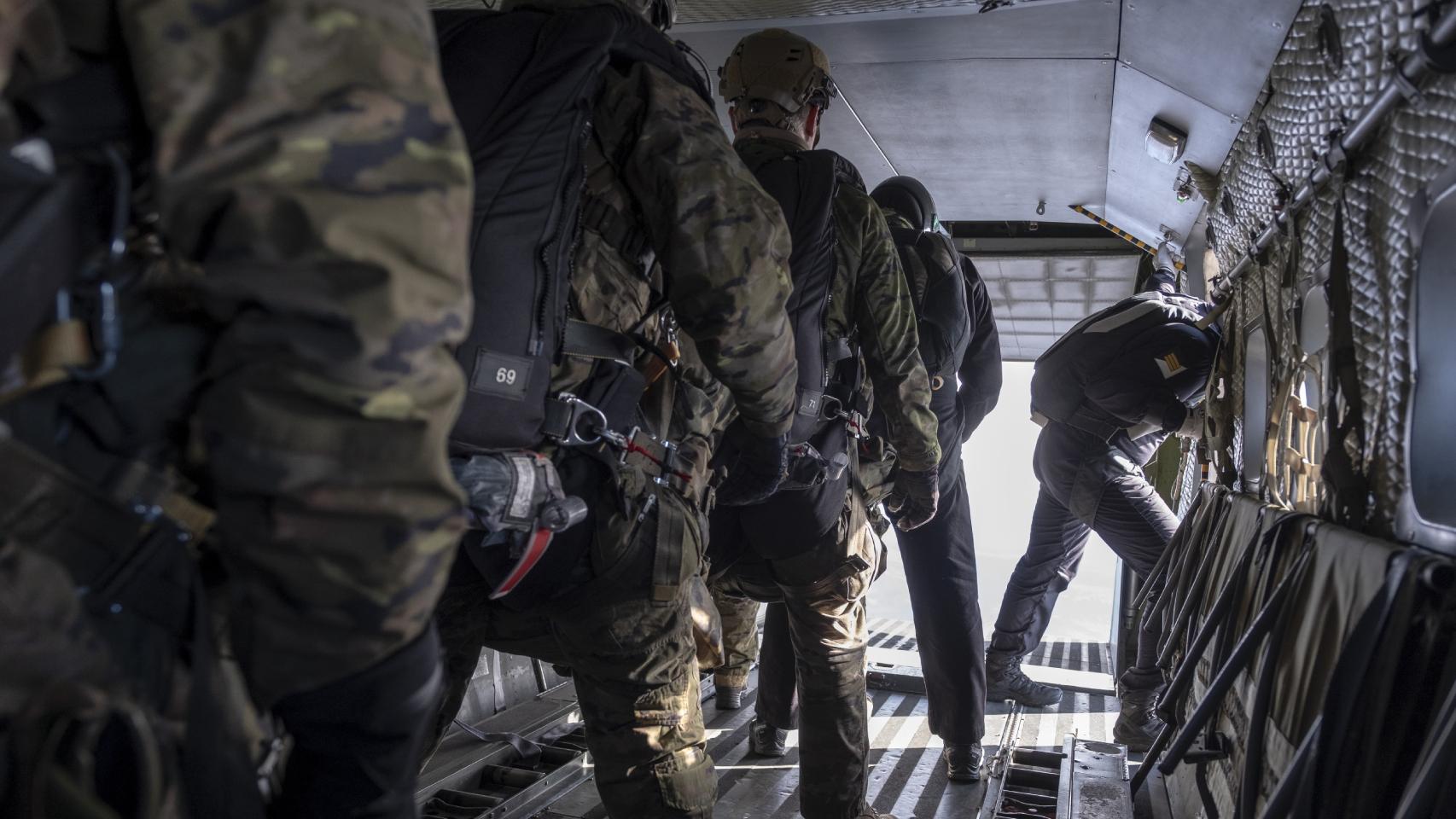 Cómo los paracaidistas militares usan la tecnología para saltar y acertar  desde hace años