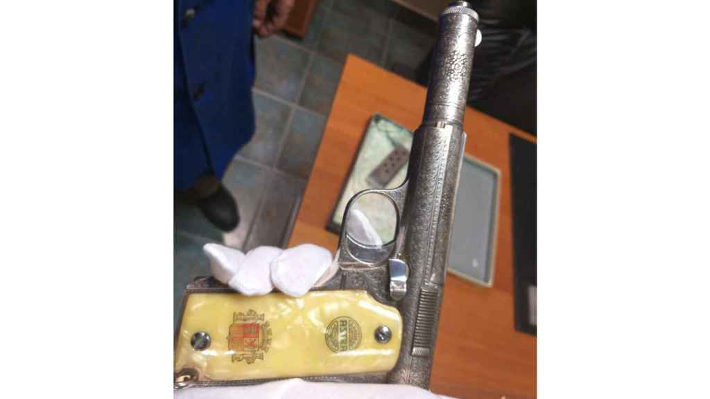 La pistola del presidente de la República Manuel Azaña, entre las armas incautadas por la Policía.