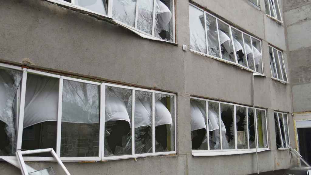 Las ventanas de un colegio en Mariúpol tras los bombardeos rusos.