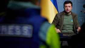 El presidente de Ucrania, Volodimir Zelenski, en una entrevista con medios internacionales en Kiev.