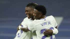 Camavinga celebra con sus compañeros su gol a la Real Sociedad