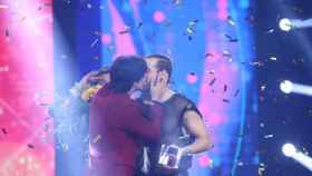 El romántico beso con el que Agoney celebró su victoria en 'Tu cara me suena'