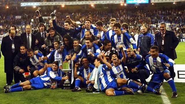 El Deportivo de la Coruña celebra su victoria en la Copa del Rey 2002 ante el Real Madrid en el Santiago Bernabéu