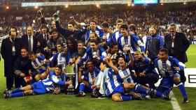 El Deportivo de la Coruña celebra su victoria en la Copa del Rey 2002 ante el Real Madrid en el Santiago Bernabéu