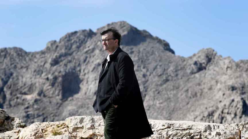 El escritor Javier Cercas en Mallorca, donde transcurre su novela 'El castillo de Barbazul'. Foto: Iván Giménez/Tusquets