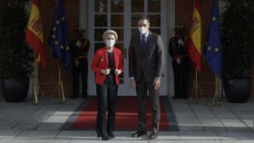 El presidente del Gobierno, Pedro Sánchez, recibe a la presidenta de la Comisión Europea, Úrsula von der Leyen, este sábado en el Palacio de la Moncloa.
