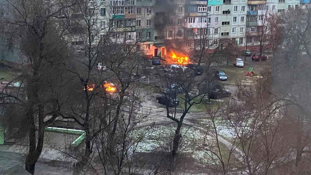 Llamas en una zona residencial de Mariúpol tras los bombardeos rusos.