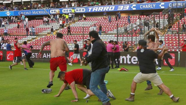 Pelea en el césped entre ultras del Querétaro y el Atlas