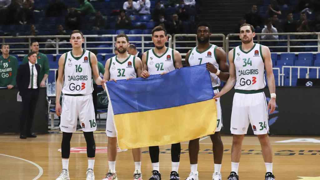 La plantilla del Zalgiris sostiene la bandera de Ucrania