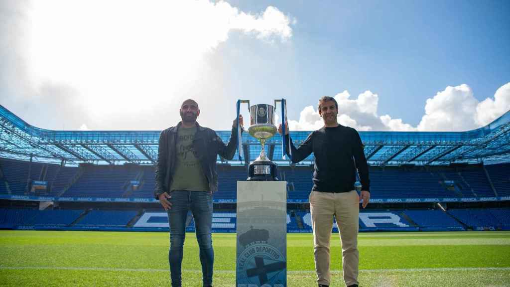 Manuel Pablo y Fran González posando junto a la Copa del Rey del 'Centenariazo'
