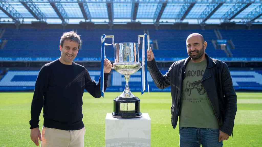 Fran González y Manuel Pablo posando con la Copa del Rey del 'Centenariazo'