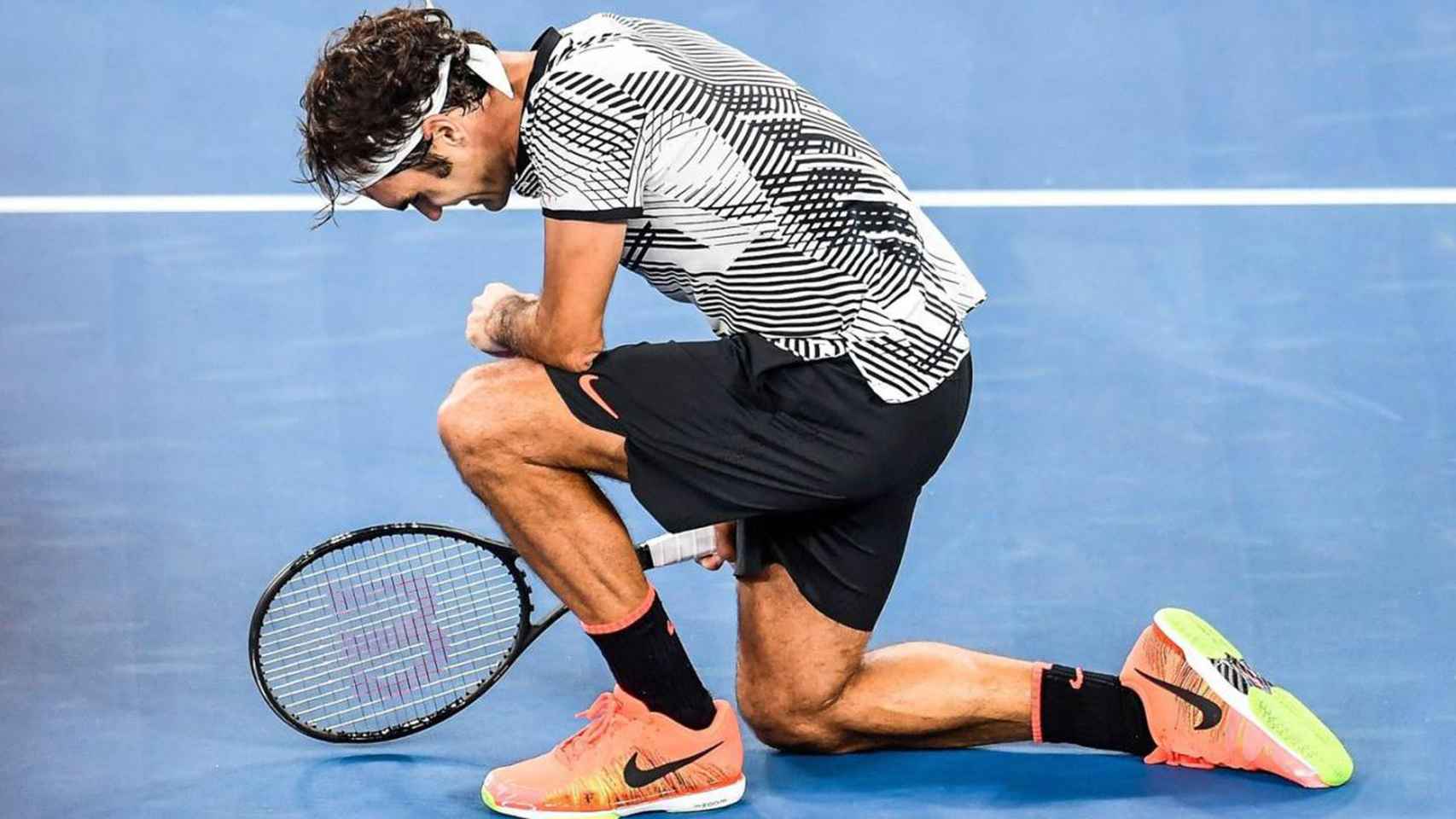 Roger Federer, con una rodilla en el suelo por el agotamiento