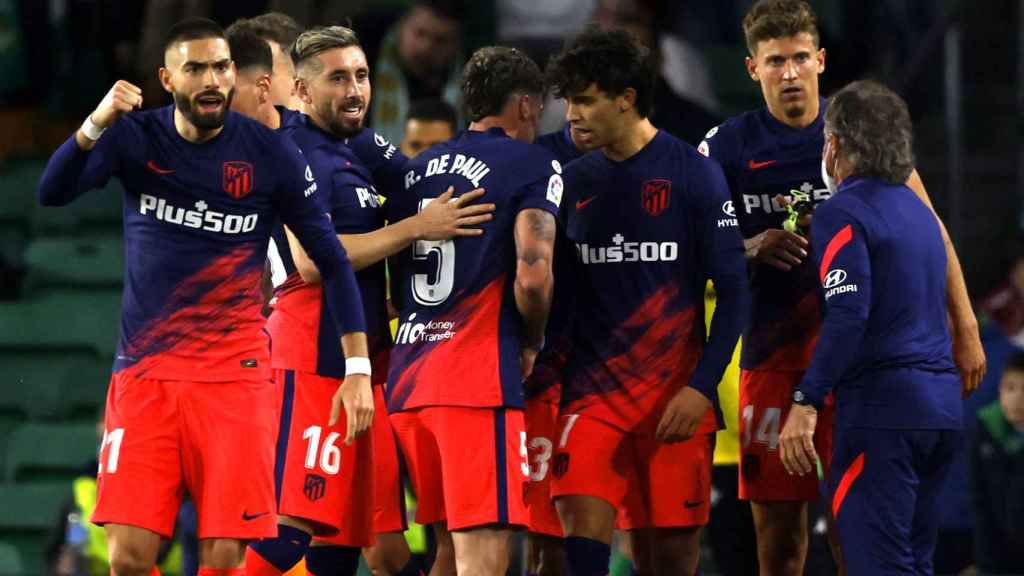 Piña de los jugadores del Atlético de Madrid para celebrar el segundo gol de Joao Félix