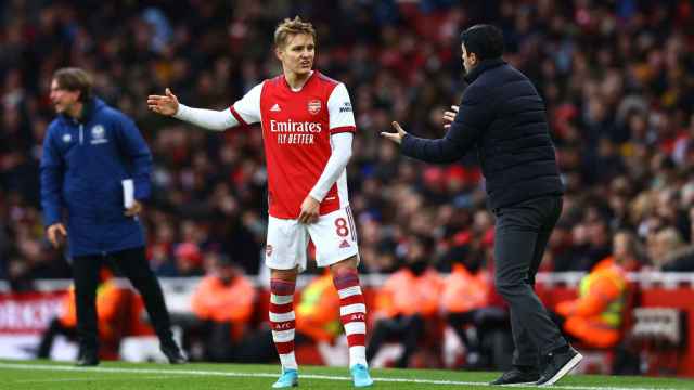 Martin Odegaard hablando con Arteta durante un partido del Arsenal