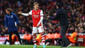 Martin Odegaard hablando con Arteta durante un partido del Arsenal