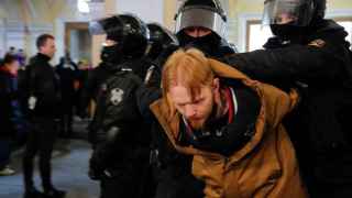 Un hombre es detenido por la Policía rusa en San Petersburgo.