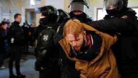 Un hombre es detenido por la Policía rusa en San Petersburgo.