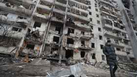 Edificio bombardeado por el ejército ruso en una zona residencial de Kiev.
