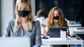 Imagen de archivo de dos mujeres trabajando.