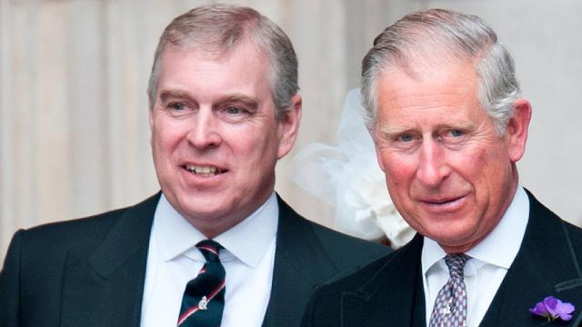 El príncpe Andrés junto a su hermano, Carlos de Inglaterra, en el Jubileo de Diamante de la reina Isabel II.