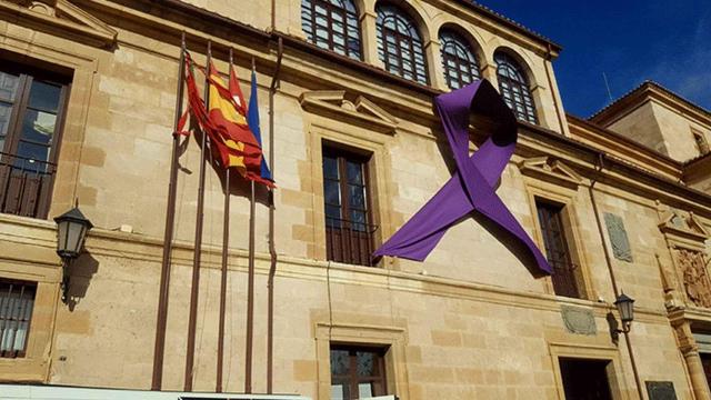 ¿Por qué se utiliza un lazo morado como símbolo del Día de la Mujer?