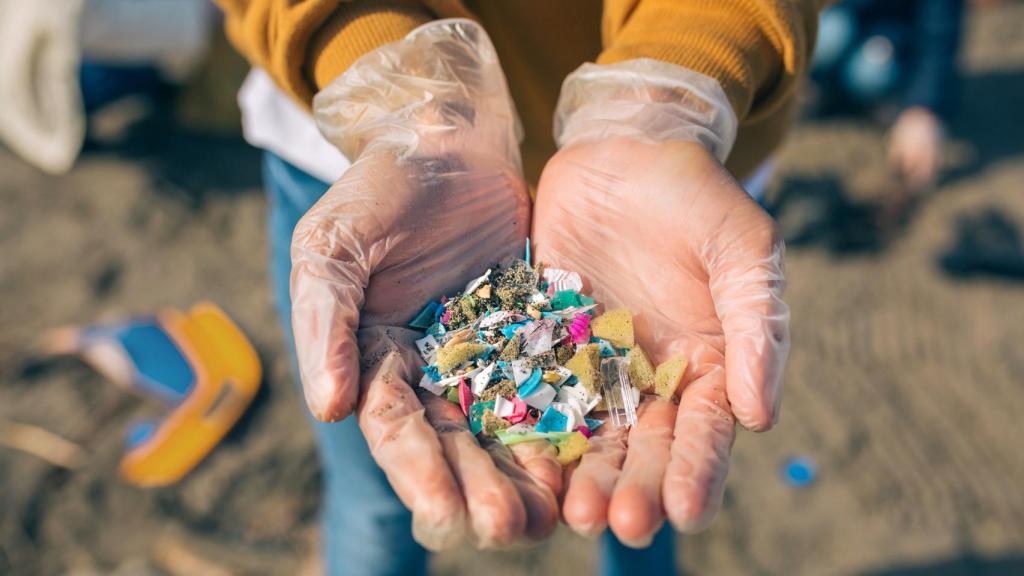 El desastre invisible que crea la ropa en el mar: un 80% de los  microplásticos vienen de la industria textil