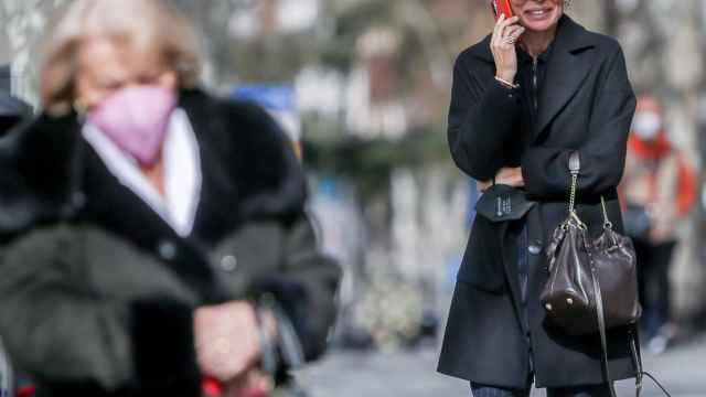 Una mujer hablando por teléfono en la calle.