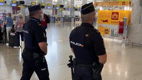 Agentes de la Policía en el aeropuerto.