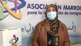 La madre de la alumna denuncia el aislamiento de su hija por llevar el hiyab en el colegio.