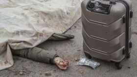 Cadáver de un civil ucraniano en Irpín.