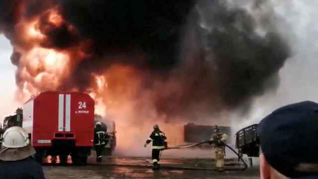 Los bomberos intentan apagar el fuego causado por un misil en el edificio principal del aeropuerto Havryshivka Vinnytsia.