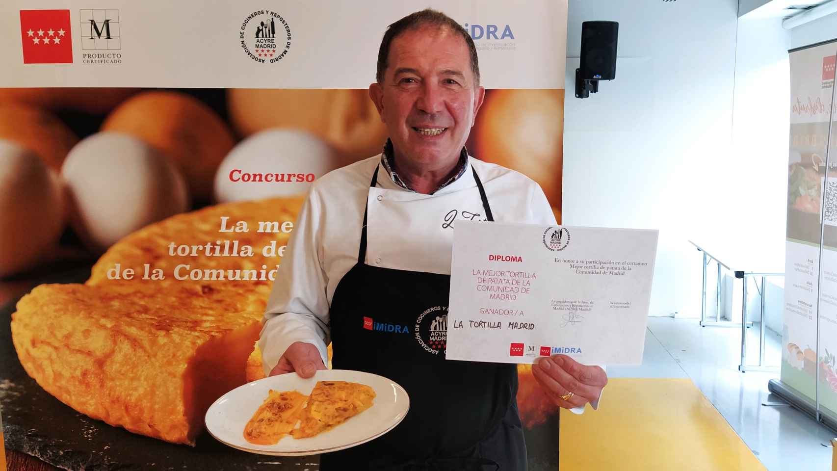 El cocinero Manuel González, sujetando un pincho de la mejor tortillas de patatas de la Comunidad de Madrid.