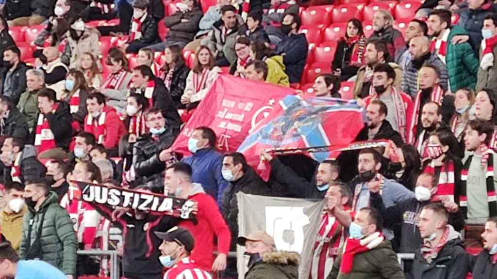 La imagen de la bandera de Nueva Rusia en San Mamés durante el Athletic Club de Bilbao - Levante.