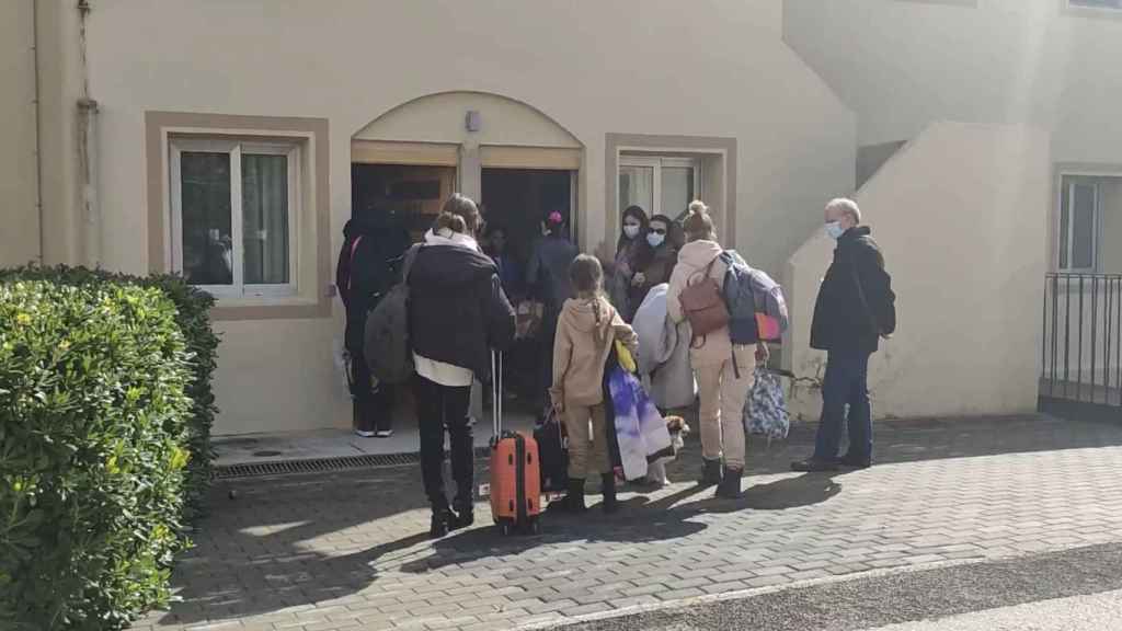 Los refugiados entrando en su nuevo hogar.