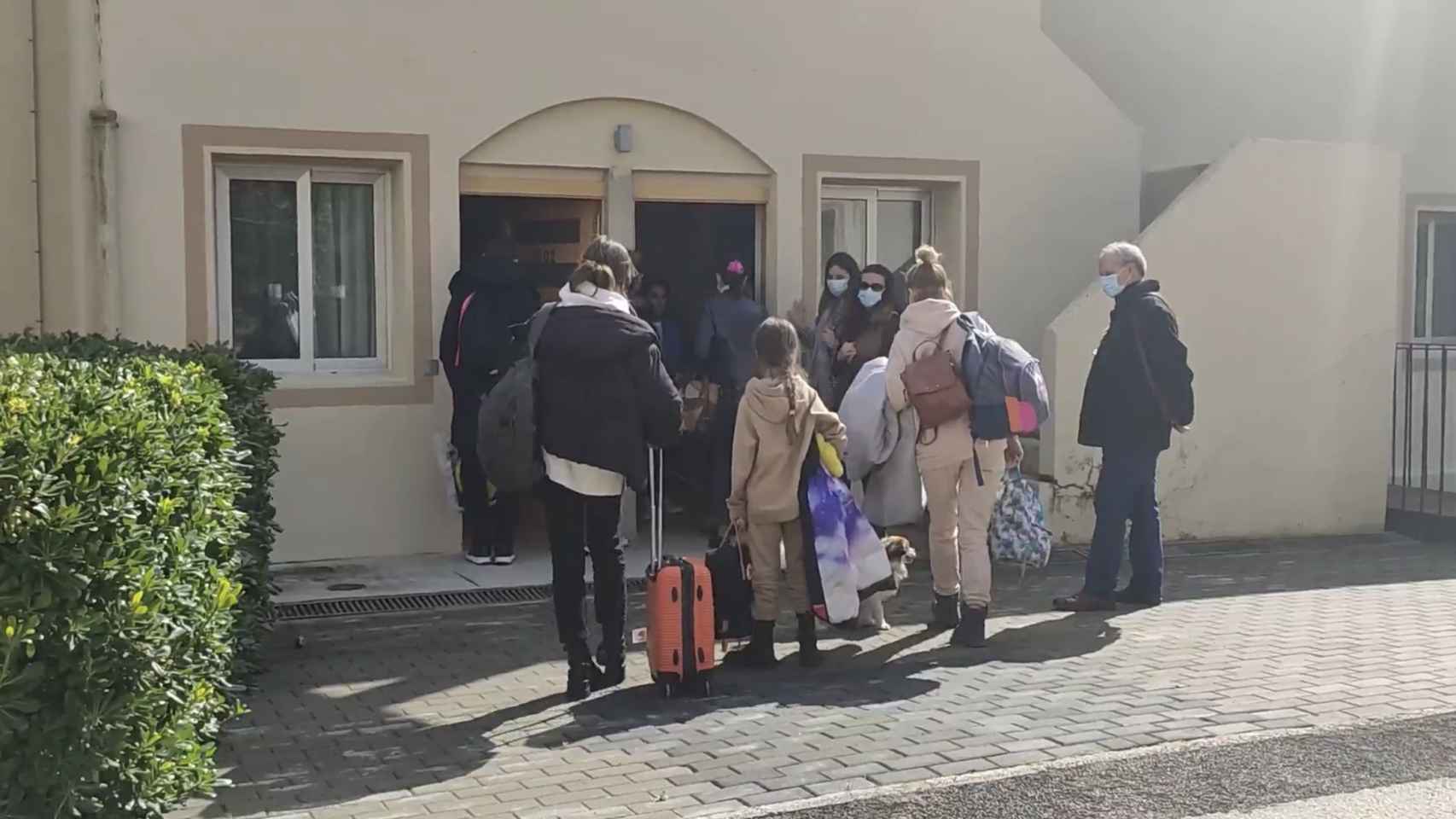 Los refugiados entrando en su nuevo hogar.